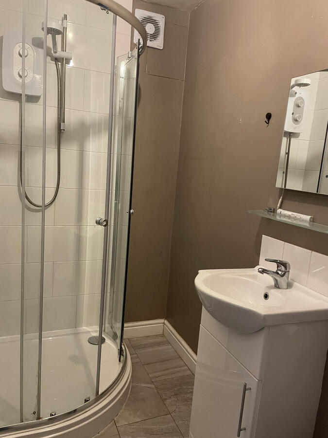 Room 1: Ensuite Bathroom